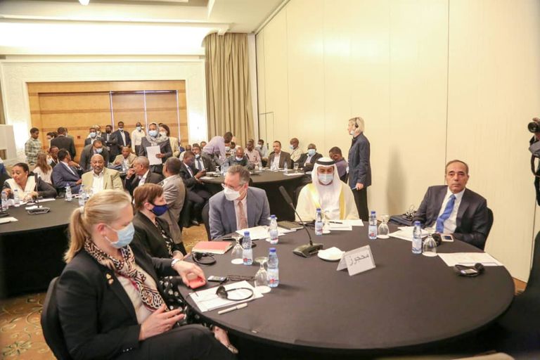 محمد الفكي سليمان خلال حديثه في ورشة العمل