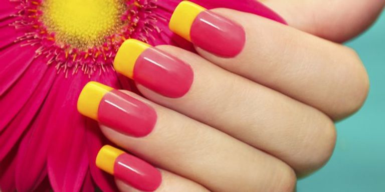  الألوان الزاهية تزين الأظافر هذا الخريف