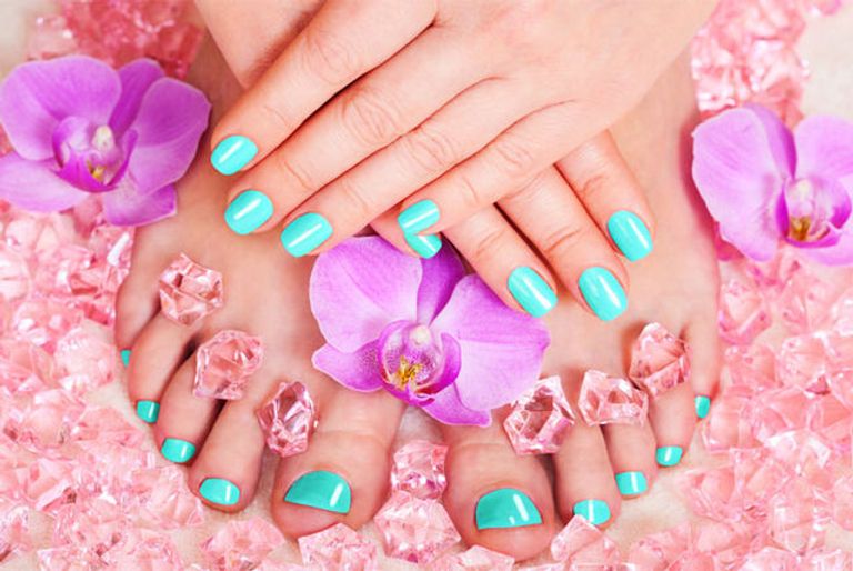  الألوان الزاهية تزين الأظافر هذا الخريف