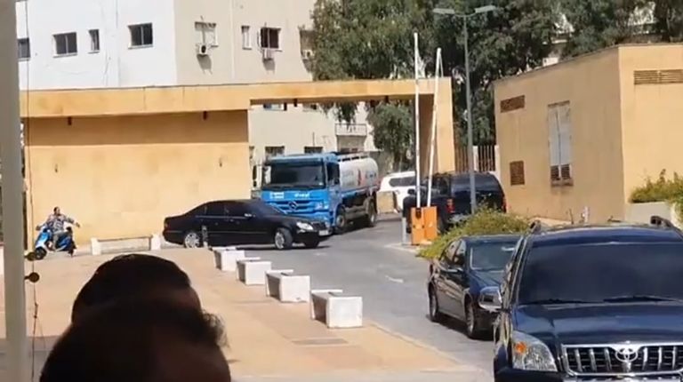 النواب خارج القاعة في انتظار عودة الكهرباء