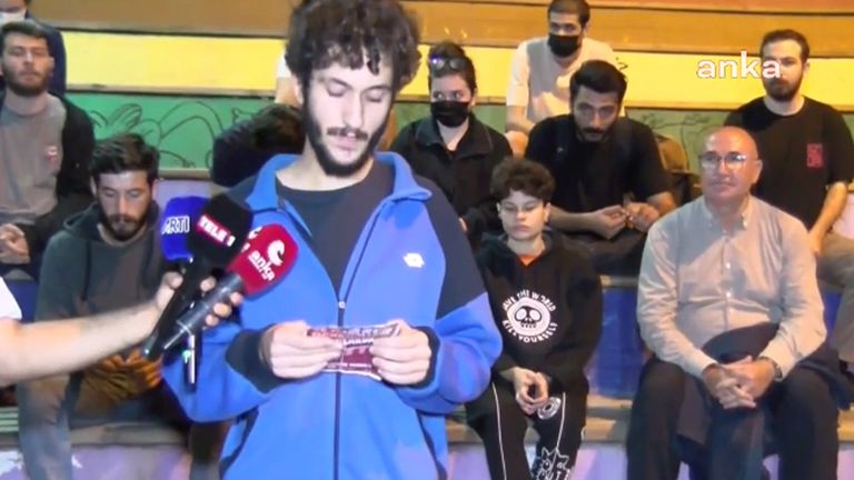 أثناء افتراش الطلاب في الحديقة