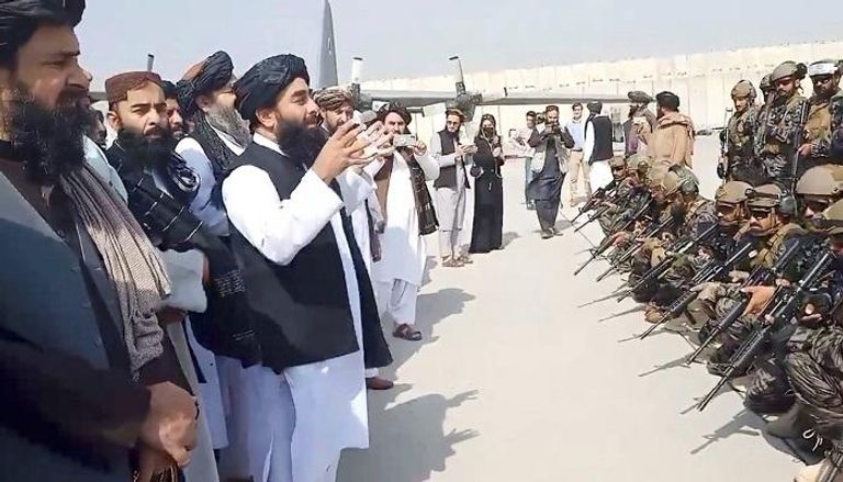 المتحدث باسم طالبان أمام عناصر الحركة