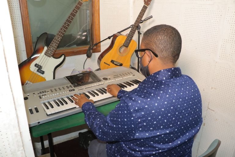 أعضاء فرقة  "وغاغين"