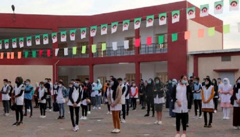 عودة التلاميذ إلى المدراس بالجزائر بإجبارية التطعيم ضد كورونا