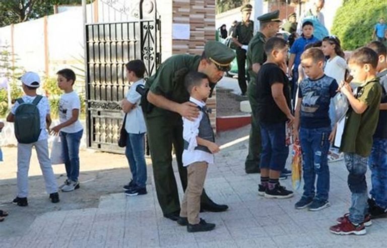 التلاميذ يعودون إلى مقاعد الدراسة بالجزائر عودة التلاميذ إلى المدراس بالجزائر بإجبارية التطعيم ضد كورونا