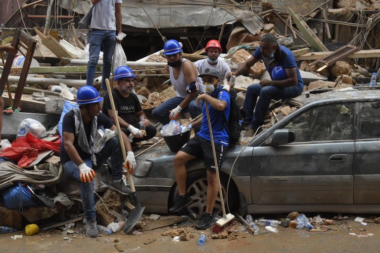 أعمال إغاثة بعد انفجار مرفأ بيروت