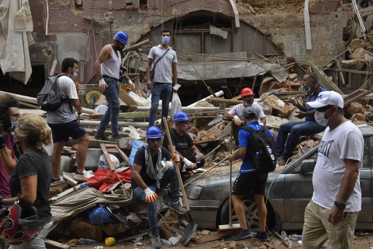 أعمال إغاثة بعد انفجار مرفأ بيروت