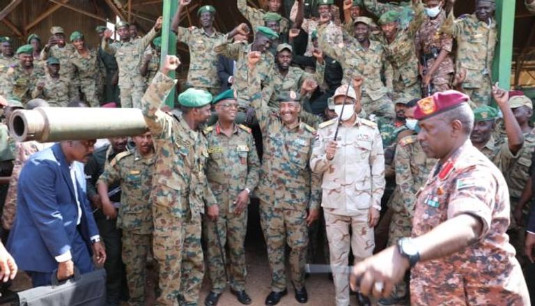 الفريق أول عبدالفتاح البرهان خلال زيارته لمقر سلاح المدرعات