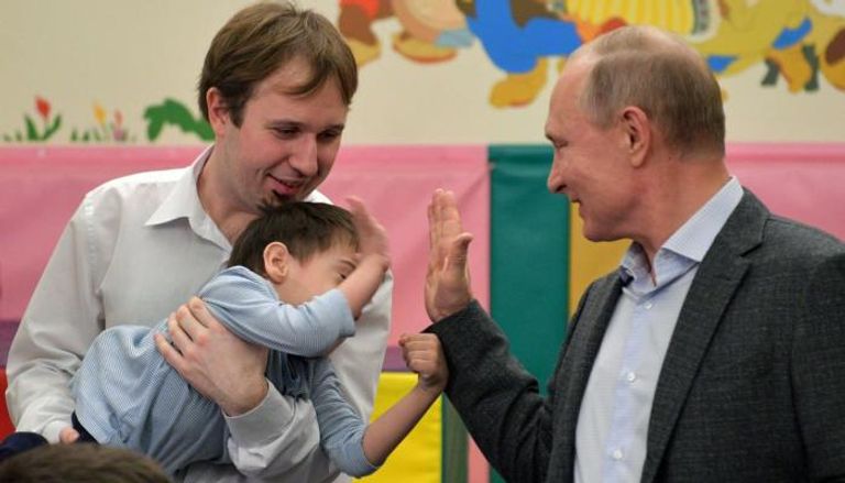 بوتين يداعب أحد الأطفال