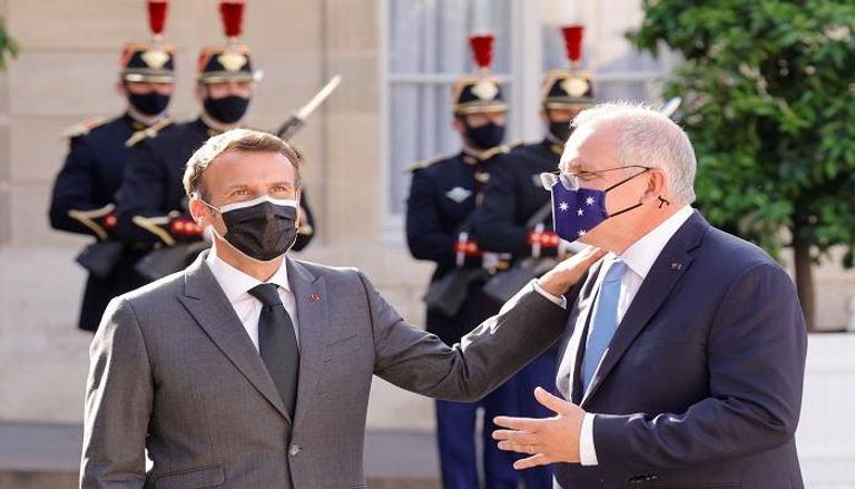 ماكرون مع رئيس وزراء أستراليا يونيو الماضي