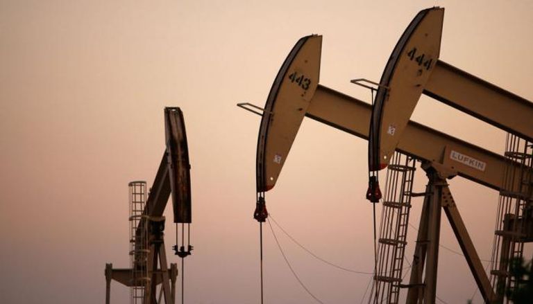 مخزونات النفط تتراجع وأسعار الخام تحافظ على مكاسبها