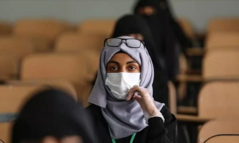 وزير الصحة اليمني يتلقى جرعة لقاح كورونا