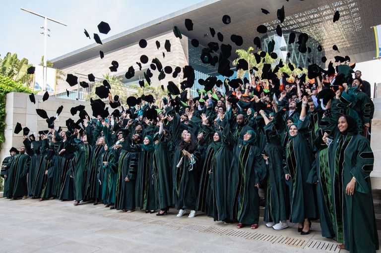 مجموعة من الطلاب داخل مدرسة سعودية