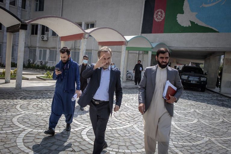 عمدة كابول محمد داود سلطان زوي مع عضو حركة طالبان حمد الله نعماني