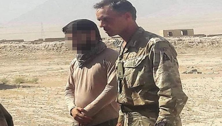 مترجم أفغاني برفقة أحد الجنود البريطانيين