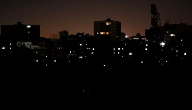 الظلام يمثل جانبا من تردي الأوضاع المعيشية في لبنان