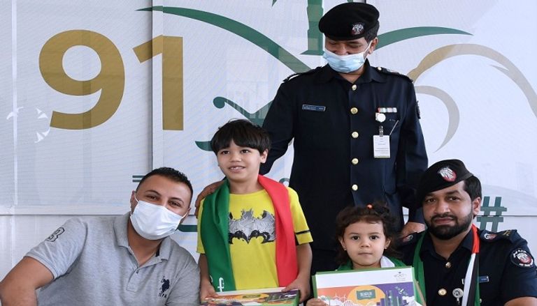 المسؤولون استقبلوا القادمين من السعودية عبر المنفذ بالهدايا