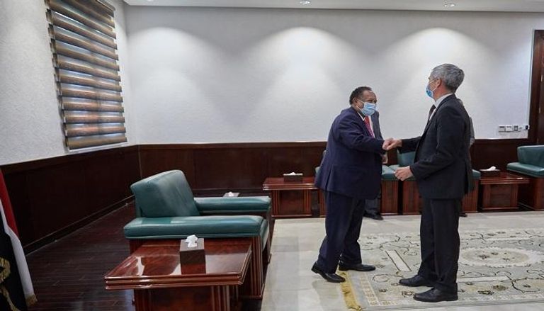 عبدالله حمدوك خلال لقاء السفير روبرت دوغلر