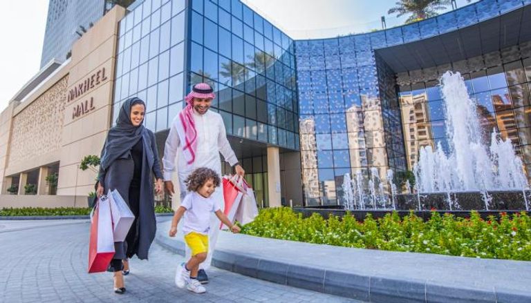 عائلة سعودية تتسوق في دبي