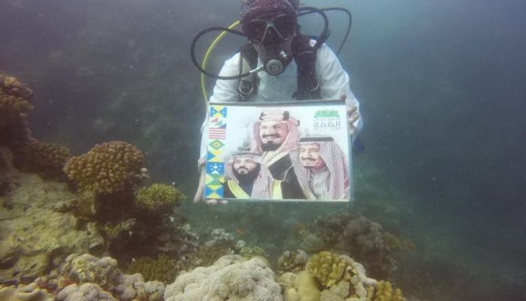 احتفال في أعماق البحر الأحمر باليوم الوطني السعودي عام 2019