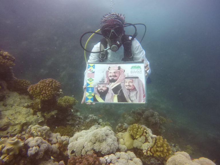 احتفال في أعماق البحر الأحمر باليوم الوطني السعودي عام 2019