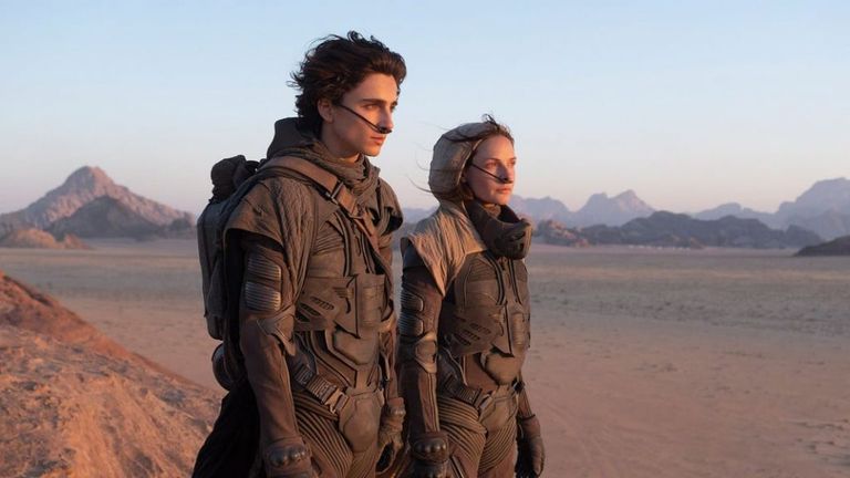 مشهد من فيلم Dune في صحراء ليوا التابعة للعاصمة الإماراتية أبوظبي  فيلم Dune الذي تم تصويره في أبوظبي