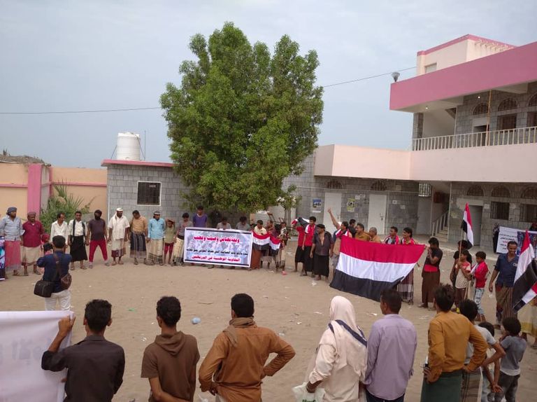 مدن الحديدة تتظاهر ضد إعدامات الحوثي للمدنيين مظاهرة في الحديدة ضد جرائم الحوثيين
