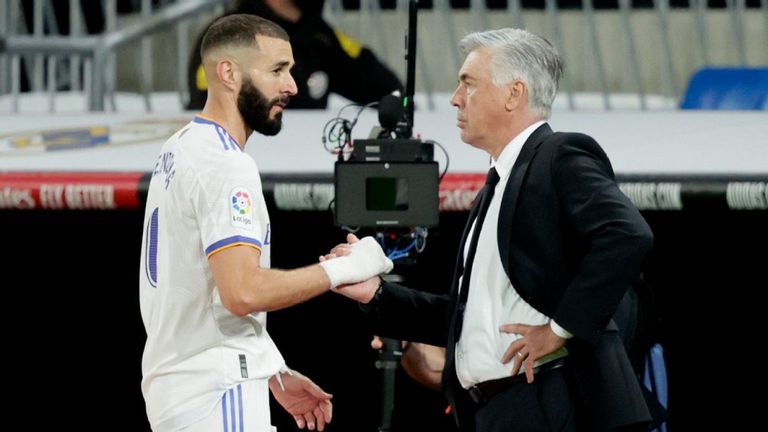 أنشيلوتي مدرب ريال مدريد ومهاجمه كريم بنزيما كريم بنزيما مهاجم ريال مدريد