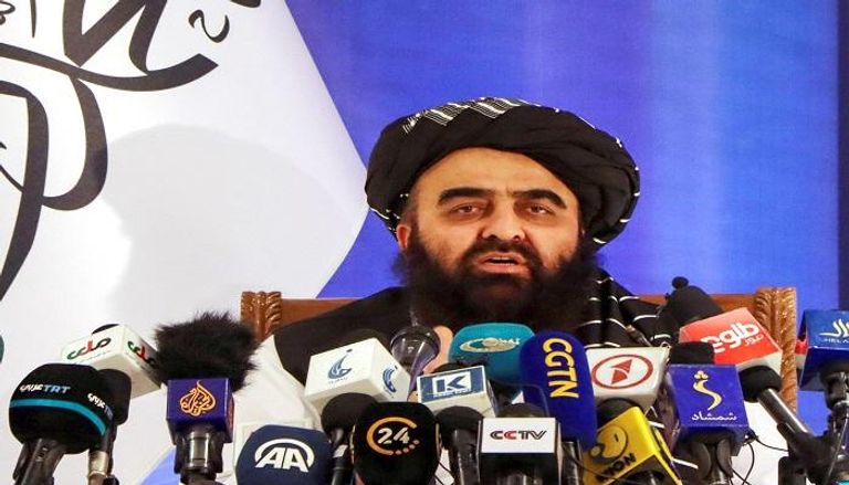  وزير خارجية طالبان بالإنابة خلال مؤتمر صحفي في كابول
