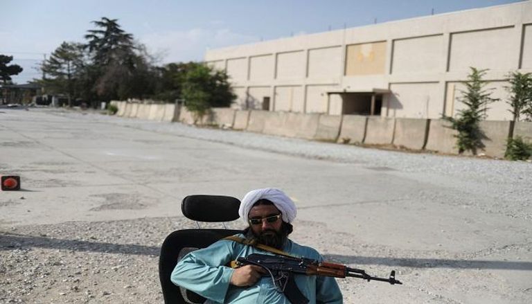  جندي من طالبان على كرسي في قاعدة باغرام الجوية