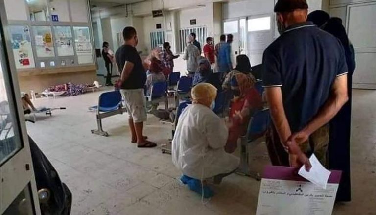 تونسيون في إحدى المستشفيات للعلاج من فيروس كورونا