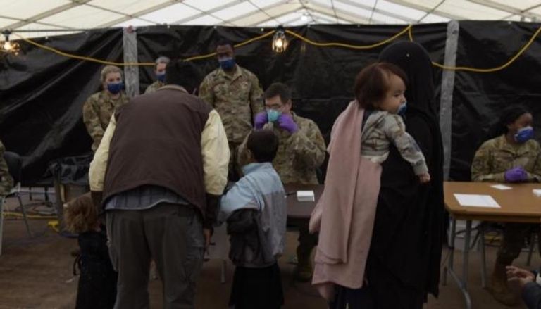 لاجئون أفغان ينتظرون تلقي لقاحات الحصبة - سي إن إن
