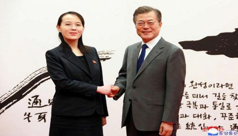 رئيس كوريا الجنوبية وشقيقة زعيم كوريا الشمالية خلال لقاء سابق