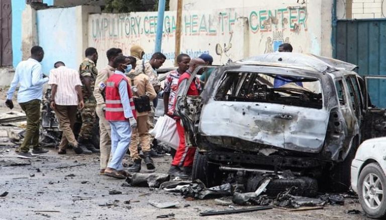 آثار انفجار السيارة المفخخة في العاصمة الصومالية- أ.ف.ب