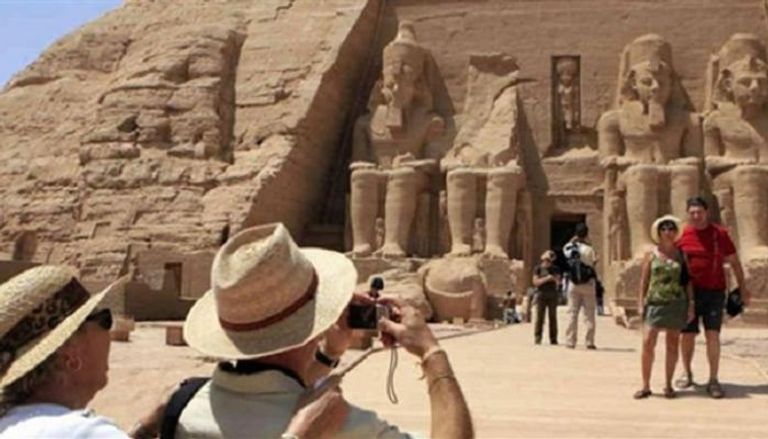 سياح قرب أحد المواقع الأثرية بمصر- أرشيف