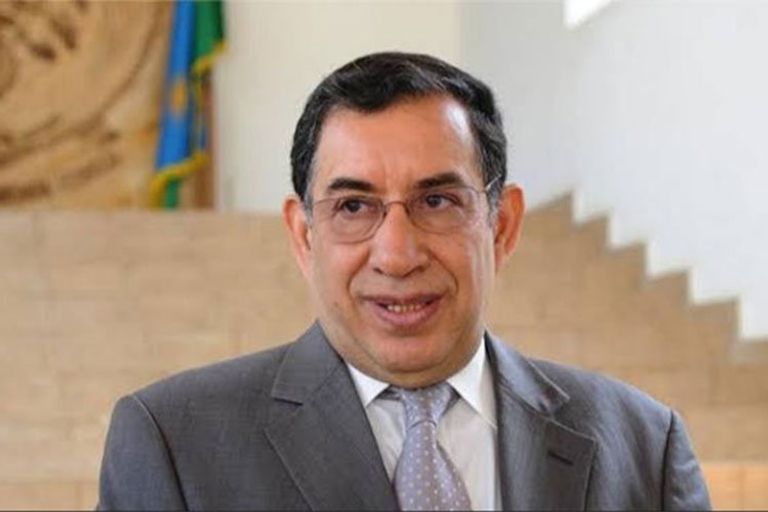 عبد العزيز خلاف المدير الجديد لديوان الرئاسة الجزائرية الرئيس الجزائري عبد المجيد تبون بمقر الرئاسة - أرشيفية