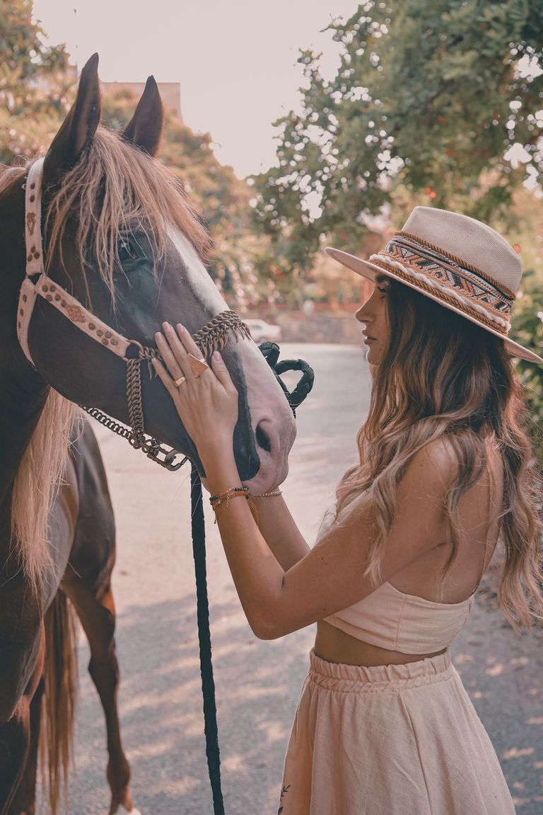 قبعات رنا دبوس