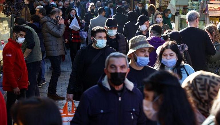 مواطنون يرتدون الكمامة للوقاية من فيروس كورونا في شوارع تركيا
