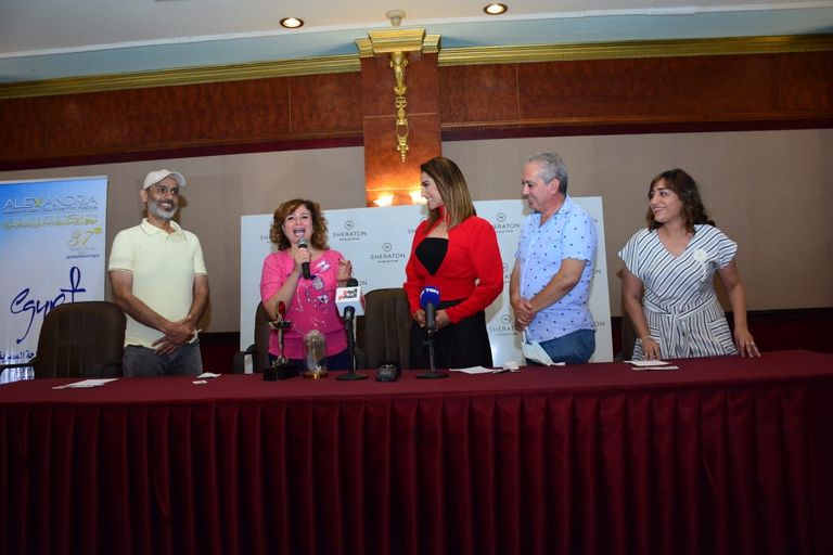 حنان مطاوع خلال تسلمها الجائزة