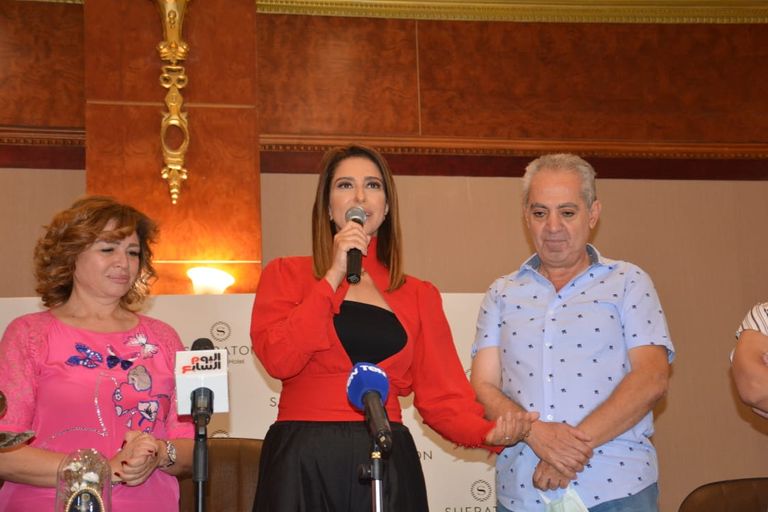 حنان مطاوع خلال تسلمها الجائزة