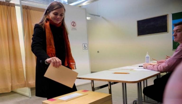 ناخبة تدلي بصوتها في الانتخابات بأيسلندا