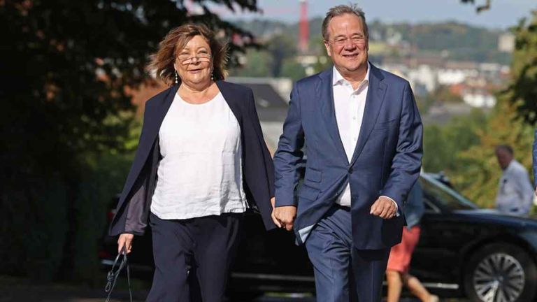 سيدة ألمانية تدلي بصوتها مرتدية الزي التقليدي