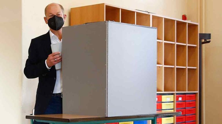 سيدة ألمانية تدلي بصوتها مرتدية الزي التقليدي