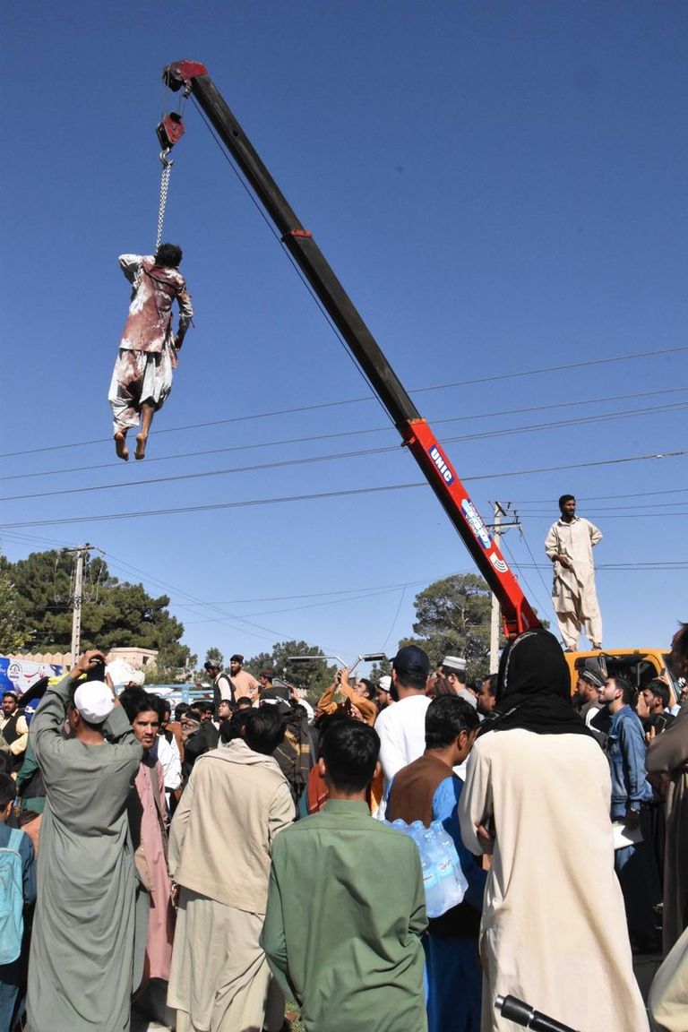 سكان من هرات يشاهدون الجثامين المعلقة