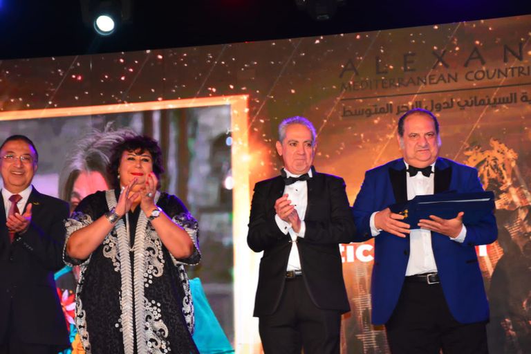 وزيرة الثقافة المصرية تتوسط المكرمين في المهرجان