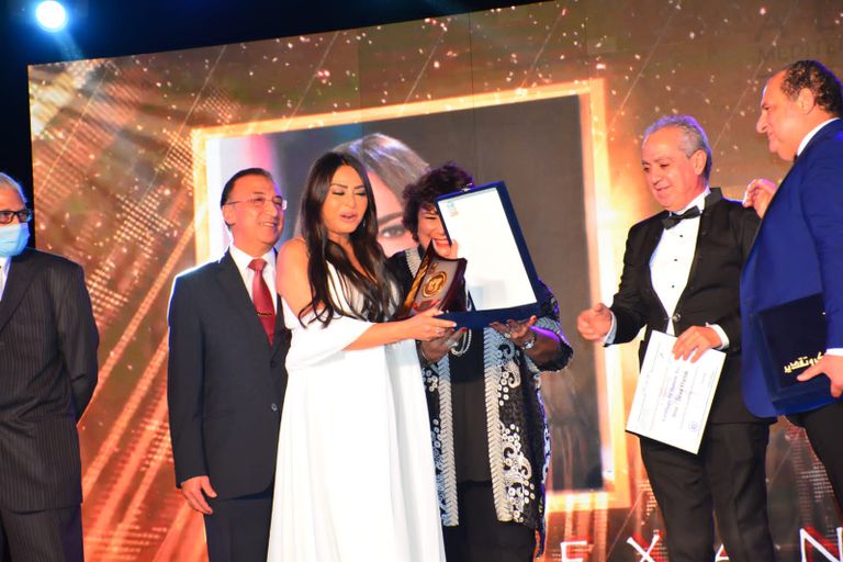 وزيرة الثقافة المصرية تتوسط المكرمين في المهرجان