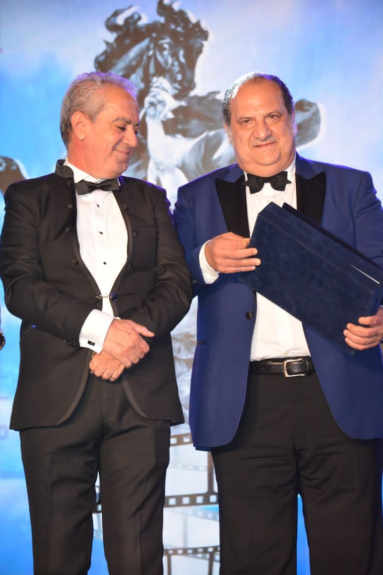 وزيرة الثقافة المصرية تتوسط المكرمين في المهرجان