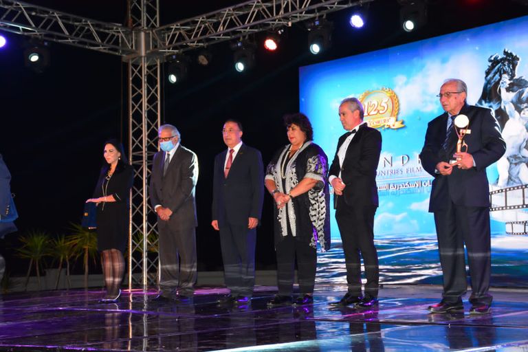 وزيرة الثقافة المصرية تتوسط المكرمين في المهرجان