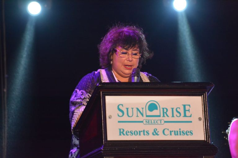 وزيرة الثقافة المصرية تتوسط المكرمين في المهرجان