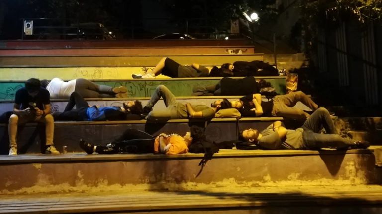 أردوغان ومن خلفه الطلاب يفترشون الحدائق